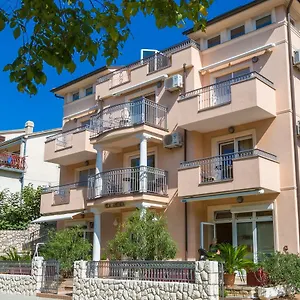 https://amfora-apartments.primorje-gorskikotar.com
