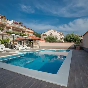 https://apartments-dania.primorje-gorskikotar.com